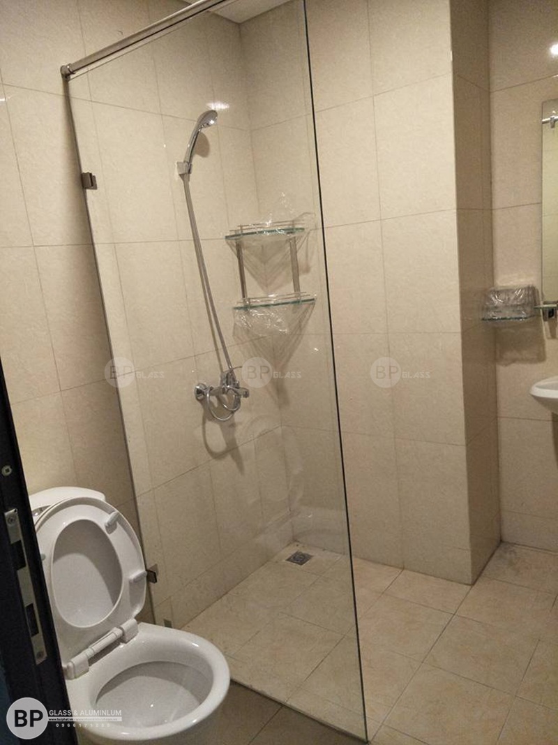 Thi công vách tắm kính 135 độ Anh Đức Lạc Hồng